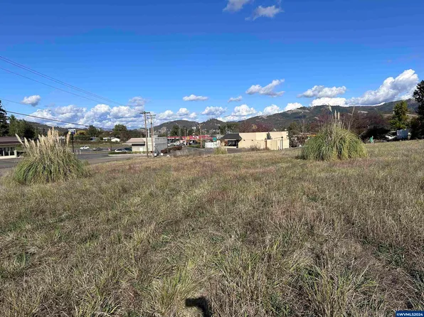 4885 Grange Rd, Roseburg, OR 97471