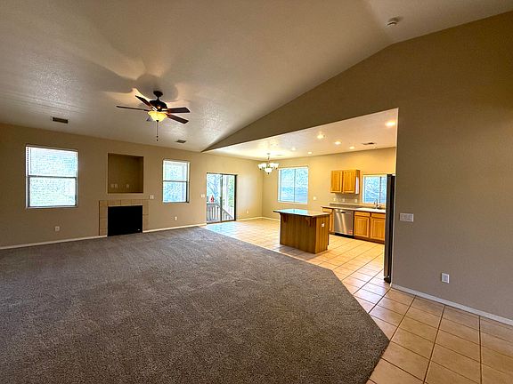 2nd image of 913 W Boulder Ridge Cir