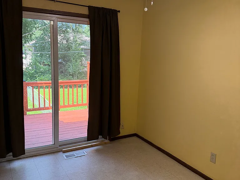 906 Brookside St — Photo 10