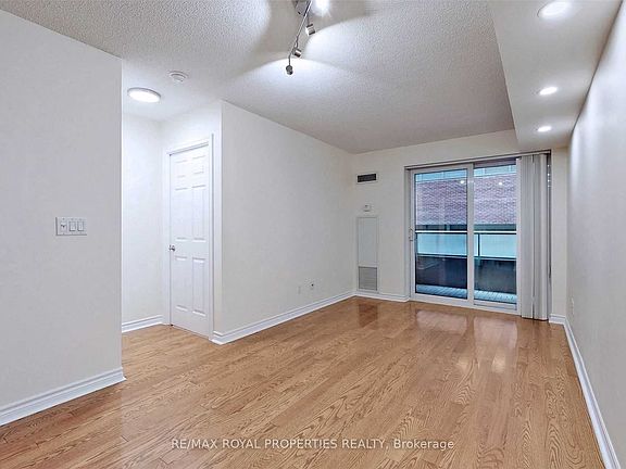 3rd image of 250 Wellington St W #246