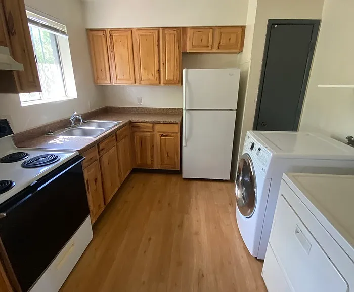 610 E Lester St — Photo 3