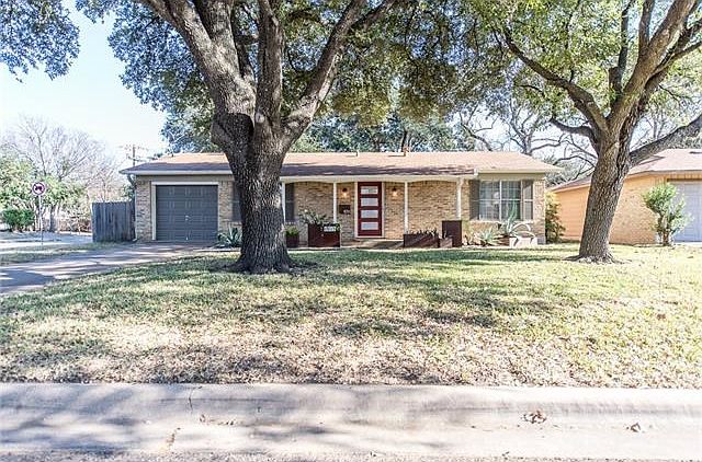 Extremely RARE 3 Bed & 3 BATH Single Story Home with Huge Majestic Oak Trees!