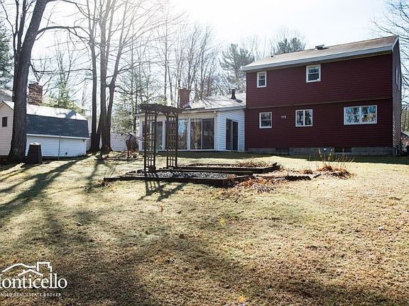 3rd image of 601 Cindy Ln