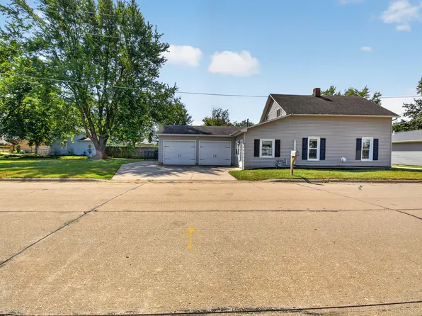 303 W Price St, Eldridge, IA 52748