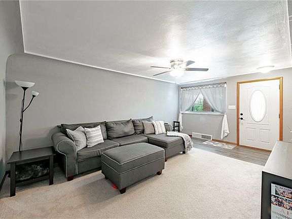 5th image of 590 Carpenter Ln