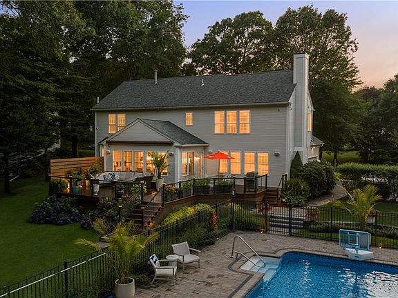 5th image of 64 Fieldstone Ln