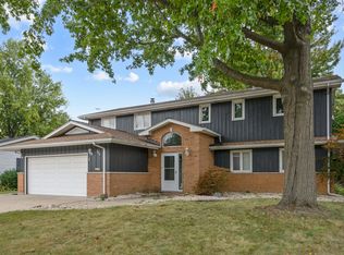 574 Ridge Ave, Elk Grove Village, IL 60007