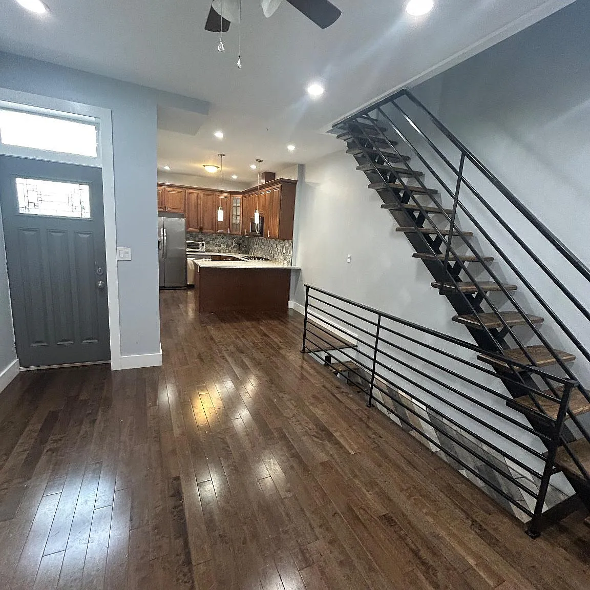 5 bed, 2.0 bath, 1364 sqft, $2,100 — Photo 2