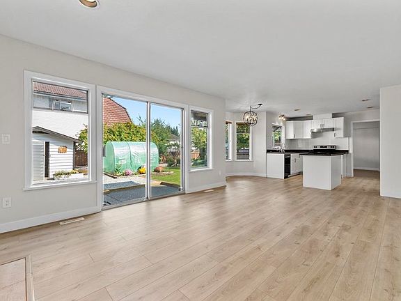 4th image of 1830 Walnut Cres