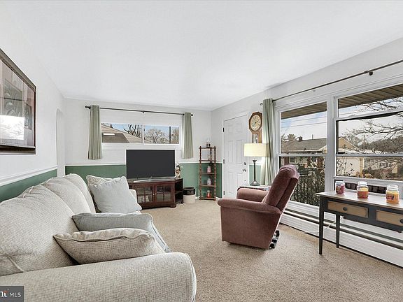 4th image of 414 E New St