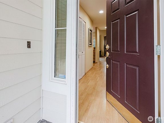 5th image of 9737 Sea Isle Lane NW