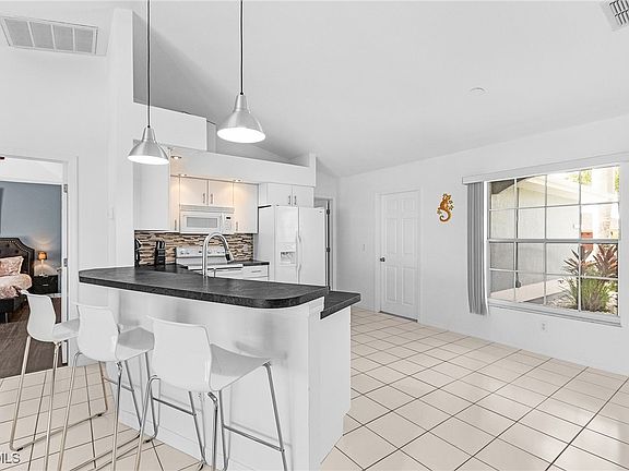 4th image of 2823 SW 39th Ter