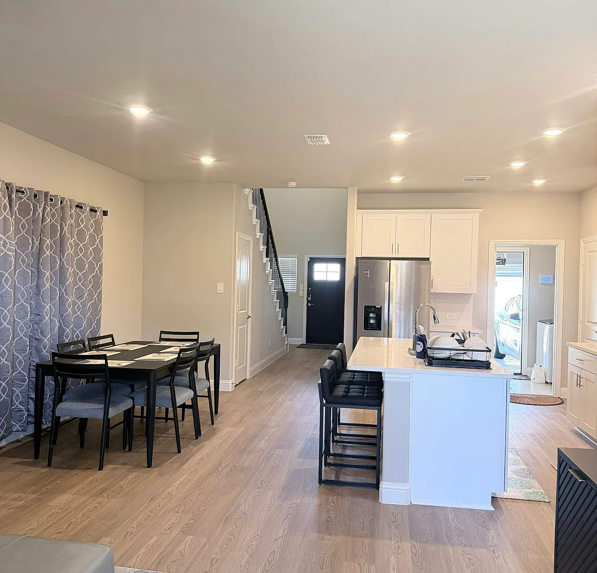 517 Ezra Ln — Photo 2