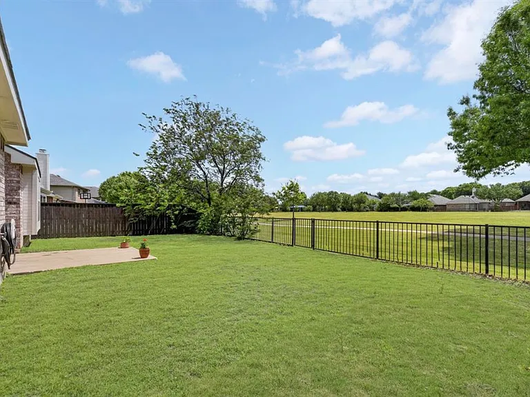 1369 Royal Oaks Dr — Photo 19