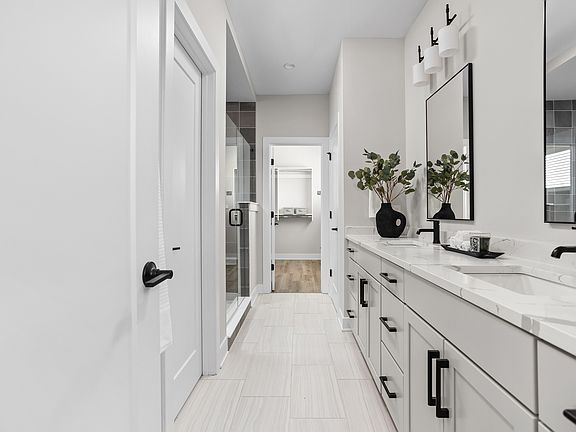 Spa Like Owner s Bath w Double Sinks