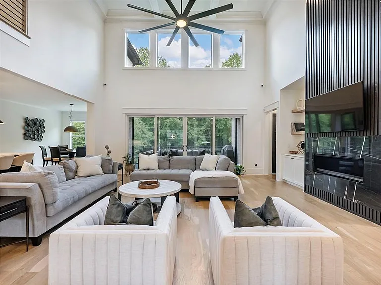 566 Versailles Dr — Photo 10