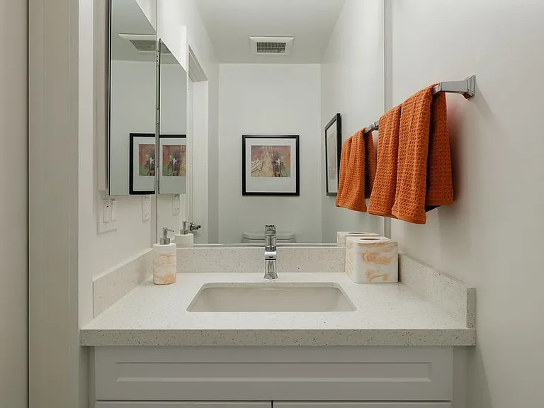 Spacious 2 Bed Townhouses! * Best Koreatown Location * Washer & Dryer * Bidet — Photo 23
