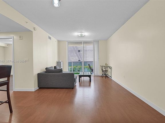 5th image of 601 NE 23rd St APT 901