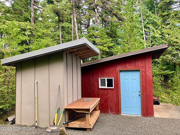 4th image of 240 SE Loggers Ln