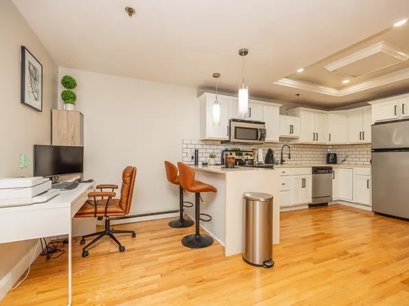 10 Beacon St APT 102, Woburn, MA 01801