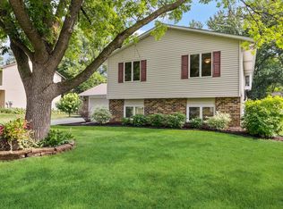 10283 Winter Pl, Eden Prairie, MN 55347