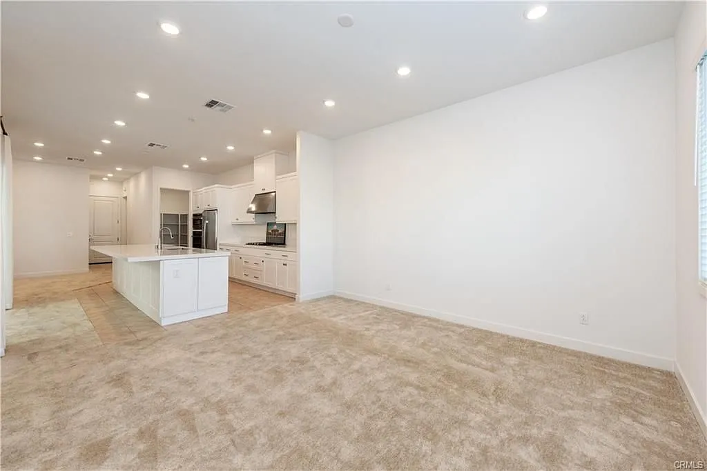 3 bed, 4.0 bath, 2687 sqft, $5,500 — Photo 4