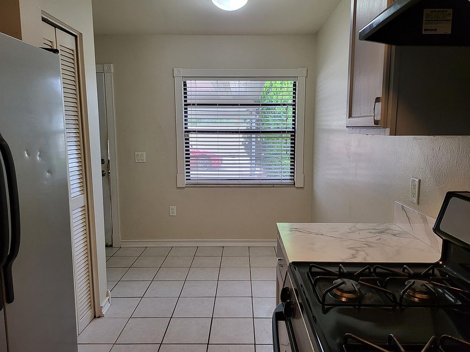 Eat-In kitchen