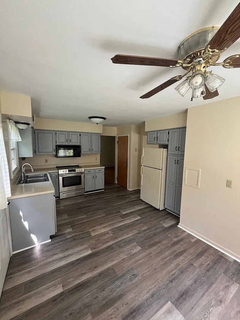 Spacious 4 Bedroom Single-Family Home with Deck & Attached Two-Car Garage — Photo 3