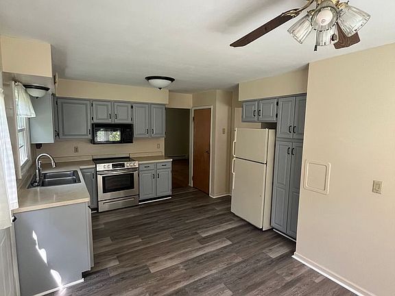 3rd image of 110 Hillary Dr