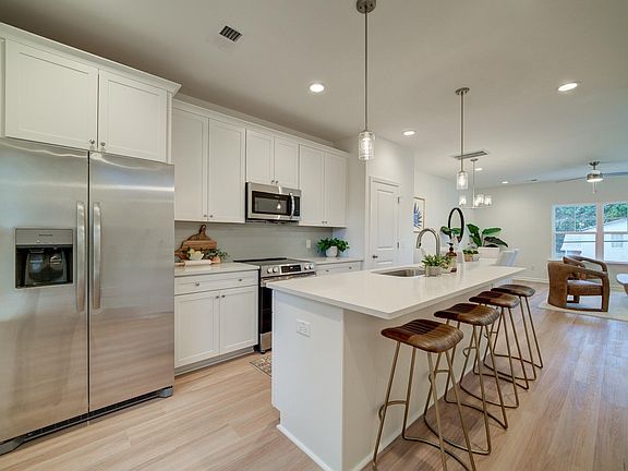 3rd image of 2067 Comstock Ave