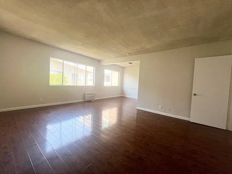 7238 - 7246 N Lotus Ave — Photo 3