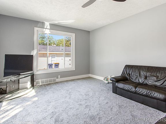 5th image of 109 E 34th St