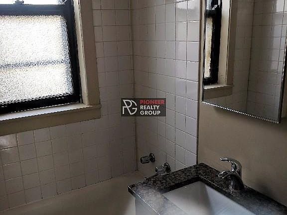 4th image of 2100 W Ainslie St #21023E