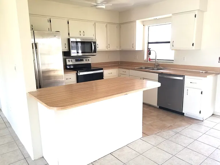 1421 SE 4th Pl — Photo 4
