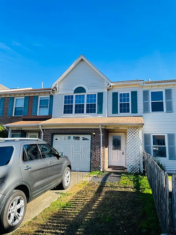 3 bed, 2.5 bath, $1,895 — Photo 1