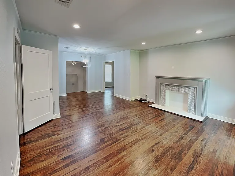 4225 Lovell Ave — Photo 2