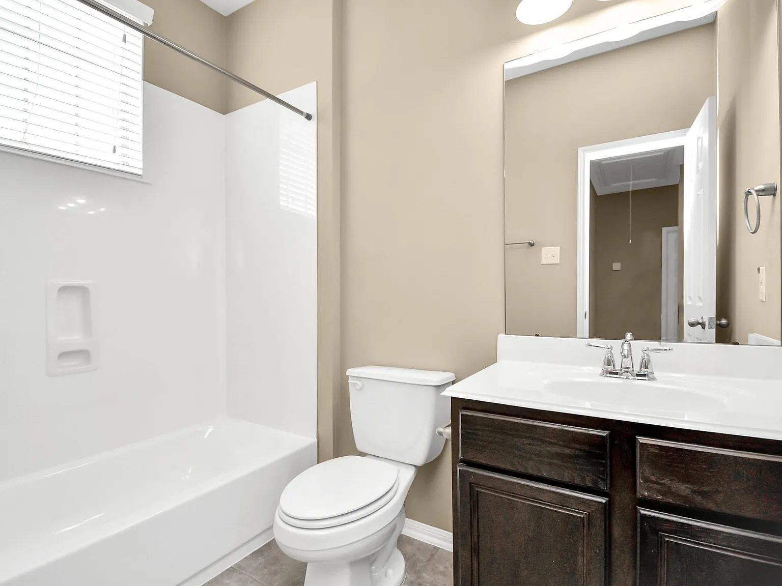 3 bed, 3.5 bath, 2044 sqft, $2,500 — Photo 4