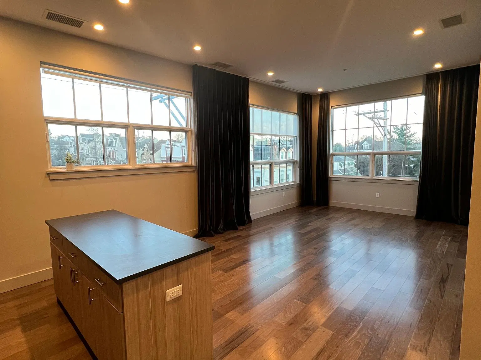 2 bed, 2.5 bath, 1300 sqft, $3,450 — Photo 4