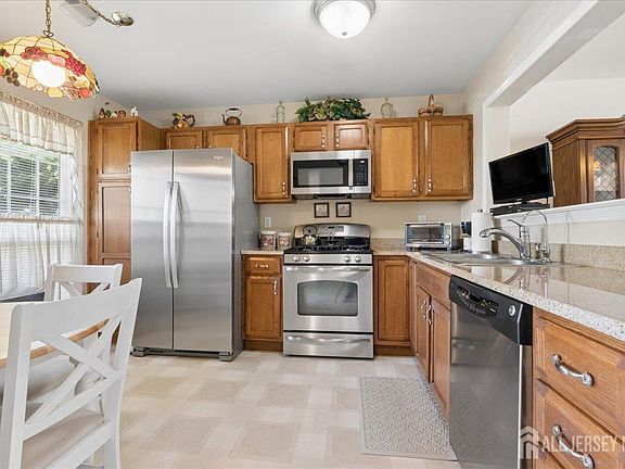 5th image of 18 Carlisle Ct
