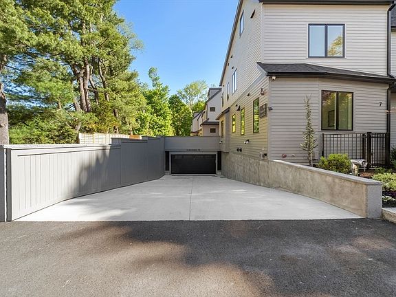 4th image of 956 Walnut St #7