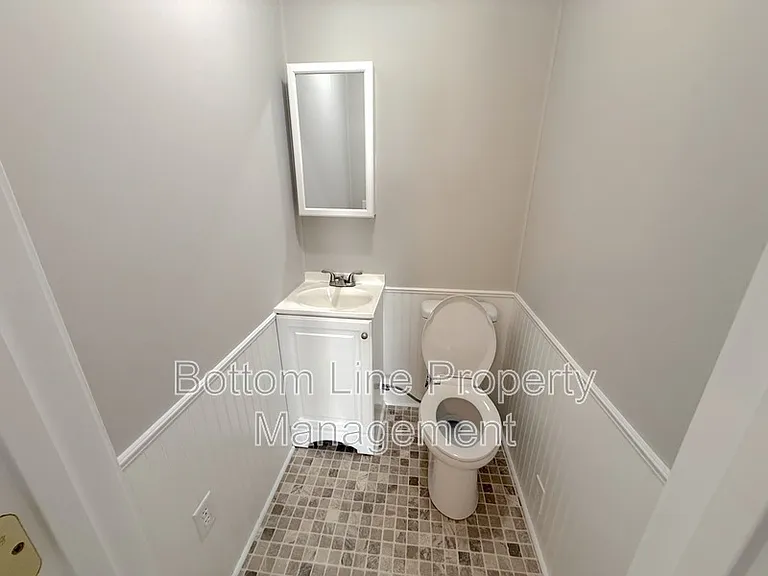 1024 E 10th St — Photo 9