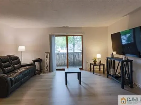 701 Ravens Crest Dr, Plainsboro, NJ 08536