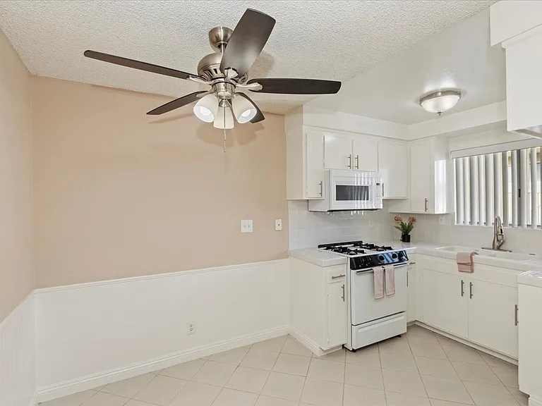 800 Meyer Lane — Photo 18