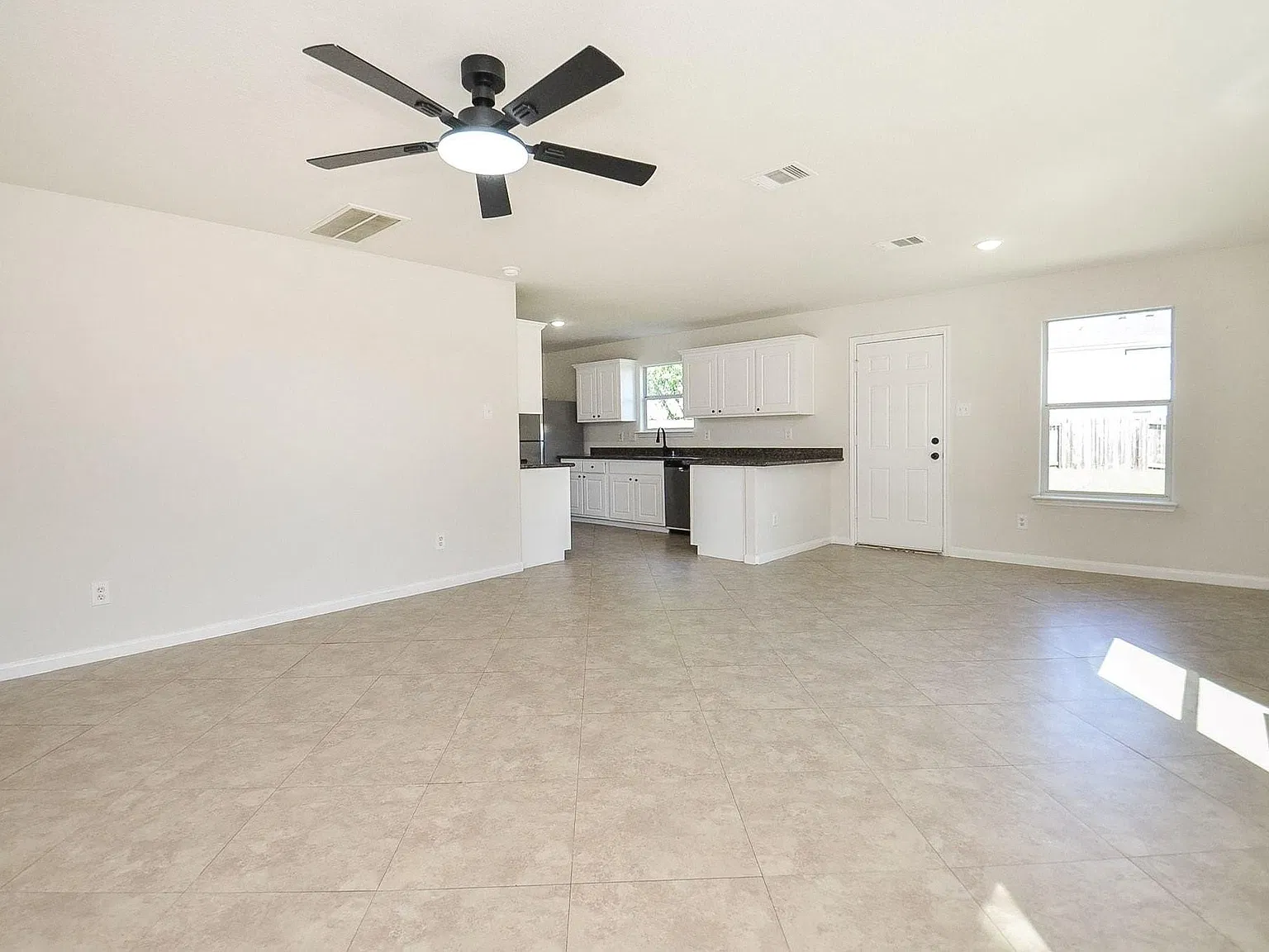 4 bed, 2.5 bath, 1756 sqft, $2,500 — Photo 3