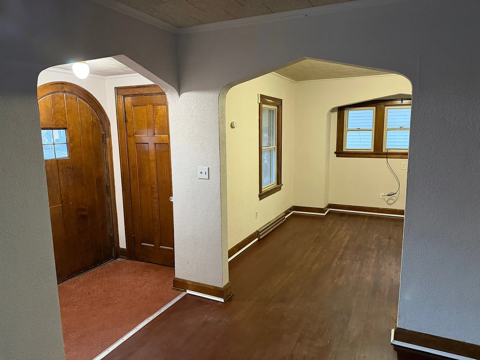 3 bed, 1.5 bath, 1349 sqft, $1,300 — Photo 2