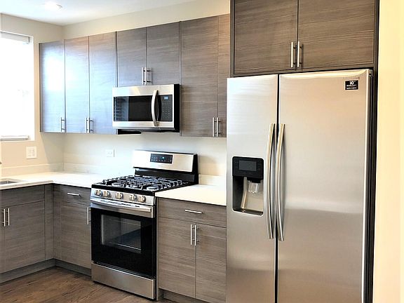 3rd image of 1434 W Farragut Ave APT 2D