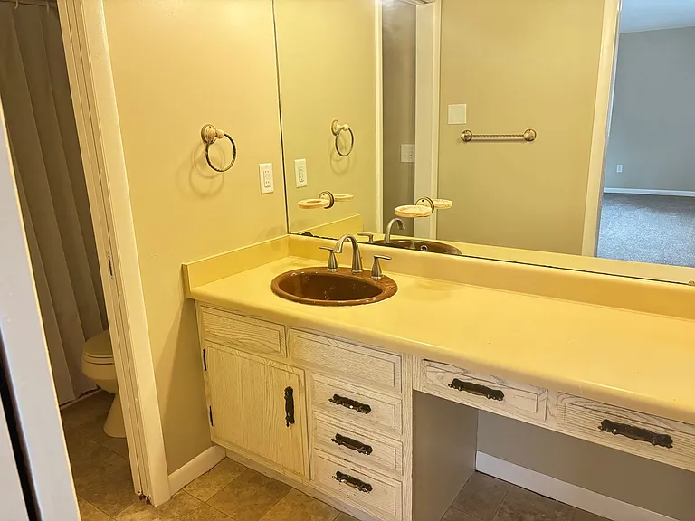 Hillside Apartments — Photo 16