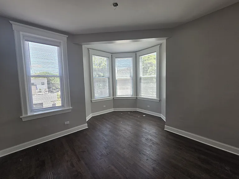 1860 N Hoyne Ave #1R — Photo 8