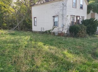 11 W Dexter St, Freeport, IL 61032