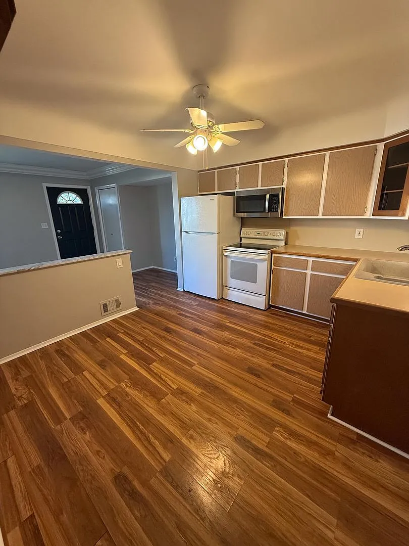 Charming 3 Bed, 1 Bath Corner Unit in Wyandotte — Photo 3